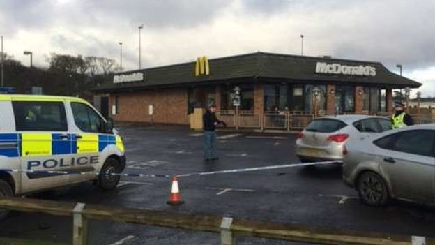 полицейский кордон в McDonalds