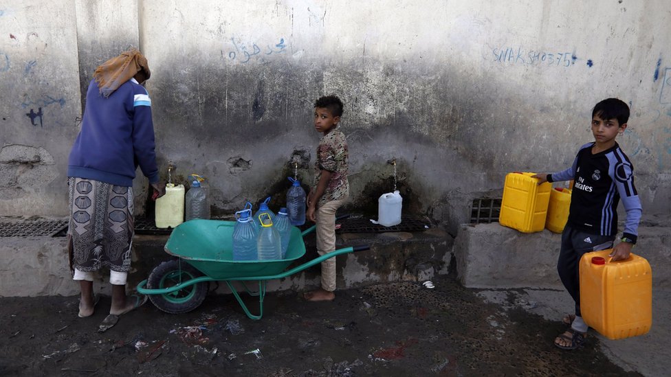 Люди набирают воду из коммунального крана в Сане, Йемен (1 июня 2020 г.)