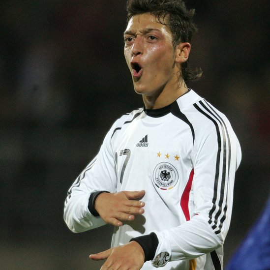 El futbolista nacido en el Gelsenkirchen ha defendido la camiseta de Alemania desde las categorías inferiores, debutando en la selección mayor en 2009.