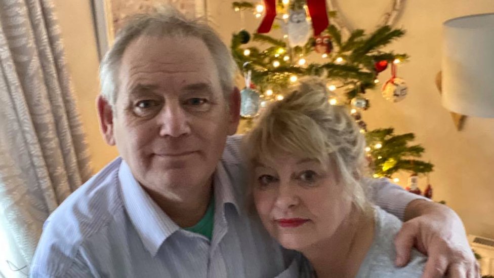 Питер и Стелла Грей сделали приветствие королевской семьи частью их рождественского ритуала в течение последних восьми лет