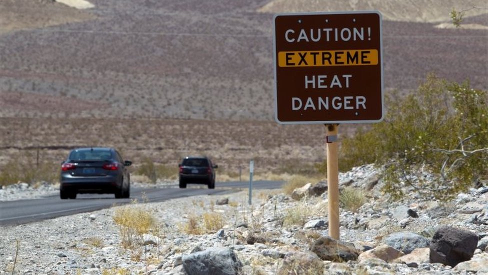 Automóviles en una carretera del Death Valley