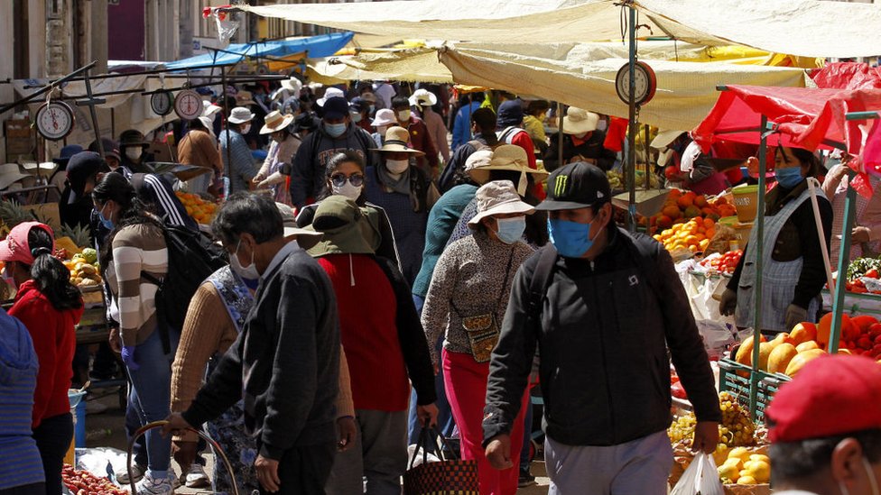 Gente comprando en un mercado de Bolivia