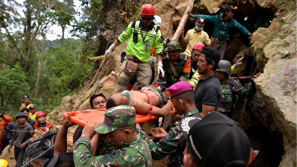 Sulawesi: Heavy machinery joins Indonesia mine rescue