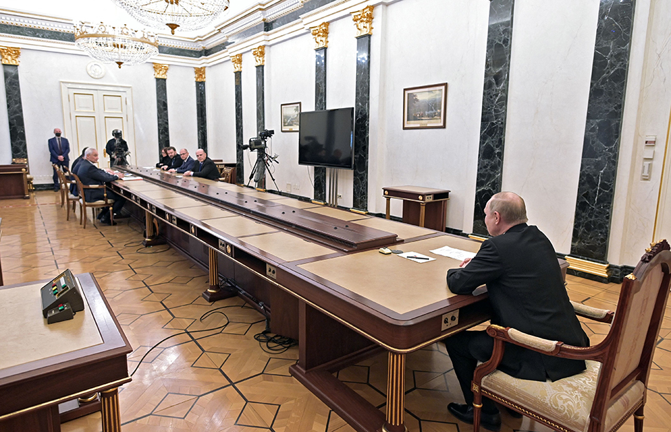 Izolovan - predsednik Putin predsedava sastankom u februaru 2022.