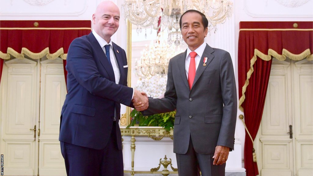 الرئيس الإندونيسي جوكو ويدودو يرحب برئيس فيفا جياني إنفانتينو ، إلى اليسار ، خلال زيارة رسمية في جاكرتا ، إندونيسيا في 18 أكتوبر 2022