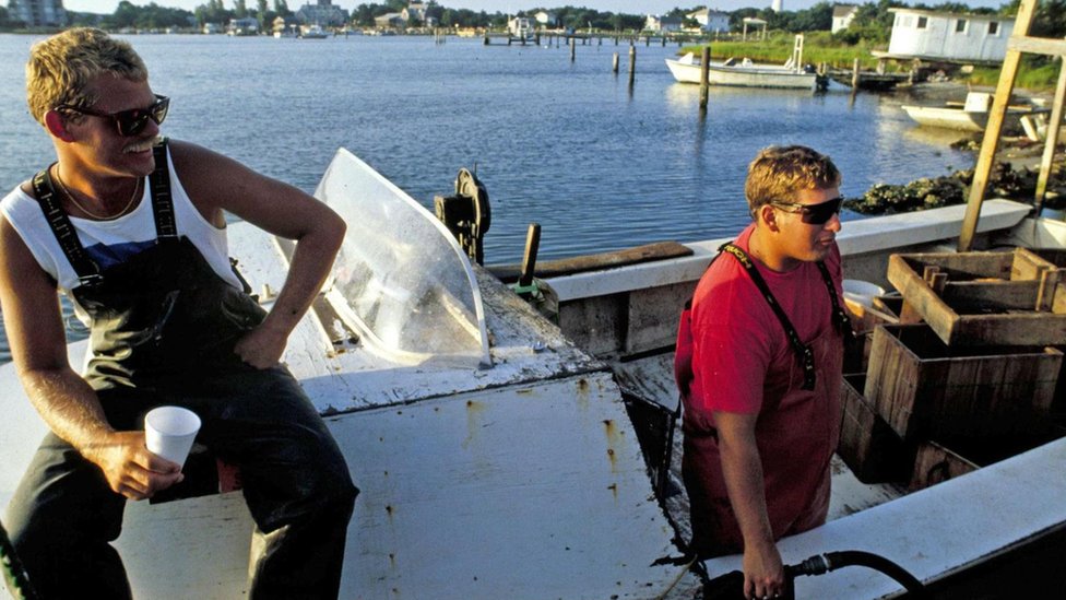 Dos hombres en un bote en Ocracoke.