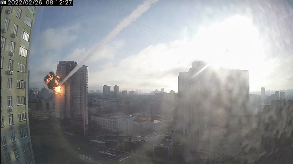 Imágenes de una cámara de vigilancia difundidas por Reuters que muestran el momento en que el misil impacta en un edificio de Kiev.