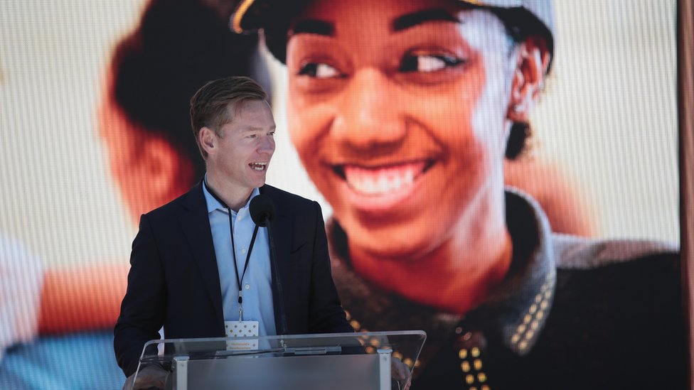 Крис Кемпчински, президент McDonald's USA, выступает на открытии новой корпоративной штаб-квартиры McDonald's во время торжественной церемонии открытия 4 июня 2018 года в Чикаго, штат Иллинойс.