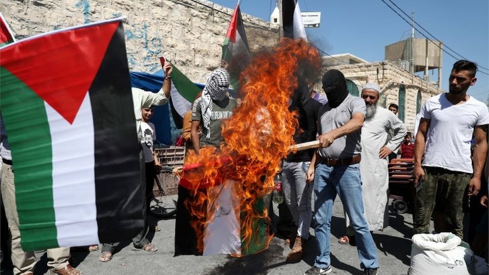 Палестинцы сжигают флаг ОАЭ возле Хеврона на Западном берегу (14.08.20)