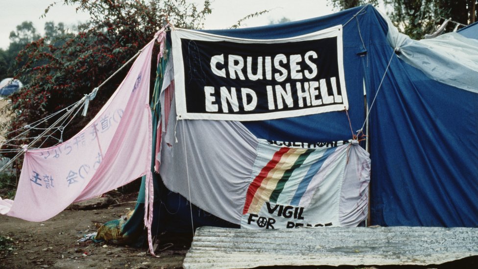 Тканевые транспаранты возле палатки в лагере мира Гринхэм-Коммон, 1983