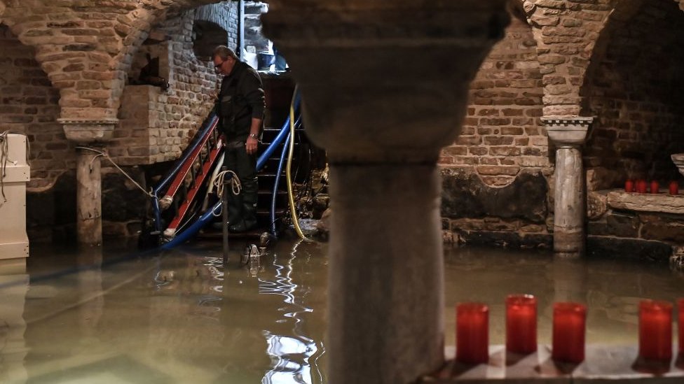 Trabajos de control de daños en el interior de la cripta de San Marcos. Trabajos de control de daños en el interior de la cripta de San Marcos.