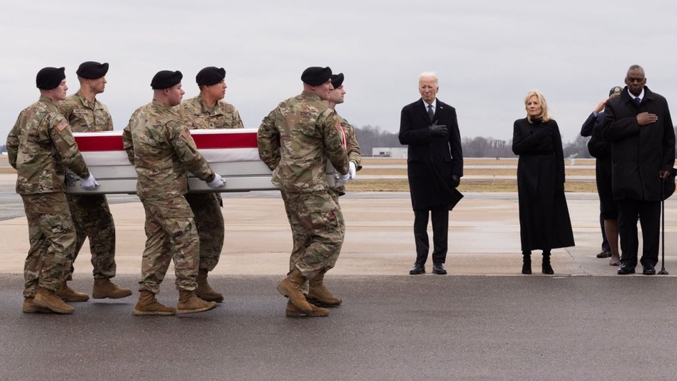 在無人機襲擊中喪生的三名美國士兵遺體被運回美國，美國總統拜登和第一夫人出席了接機儀式。