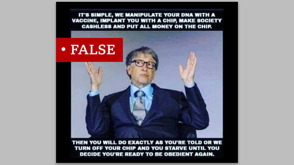 Un foto de Bill Gates con un rótulo de "Falso". El texto que acompaña dice: "Es sencillo, manipulamos tu ADN con una vacuna, implantamos un chip, dejamos a toda la sociedad sin efectivo y poners todo el dinero en el chip. Luego harás exactamente lo que te decimos o apagamos el chip y pasarás hambre hasta que decidas obedecer otra vez".