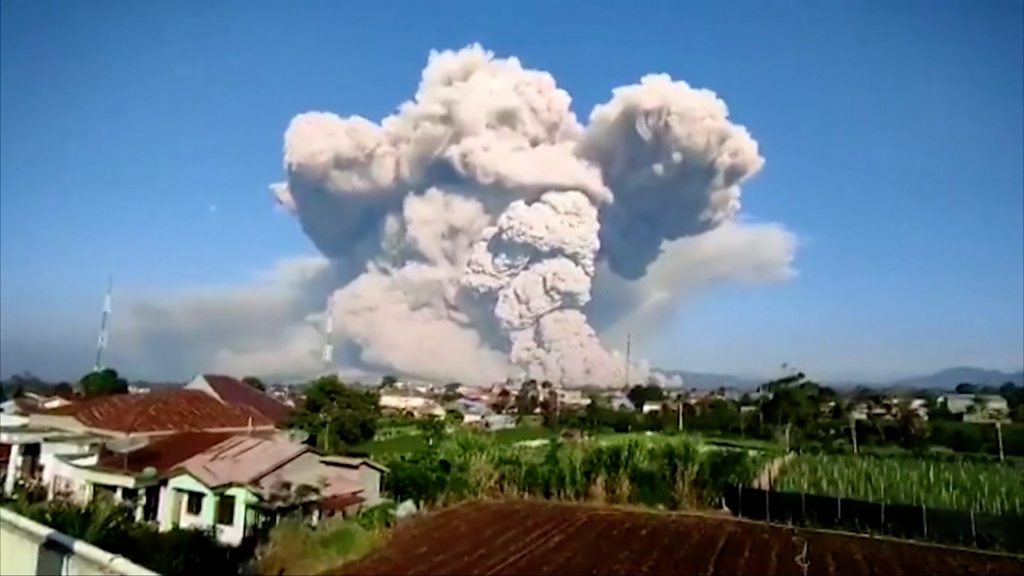 Mount Sinabung: Time-lapse shows Indonesia volcano's 5km-high ash cloud