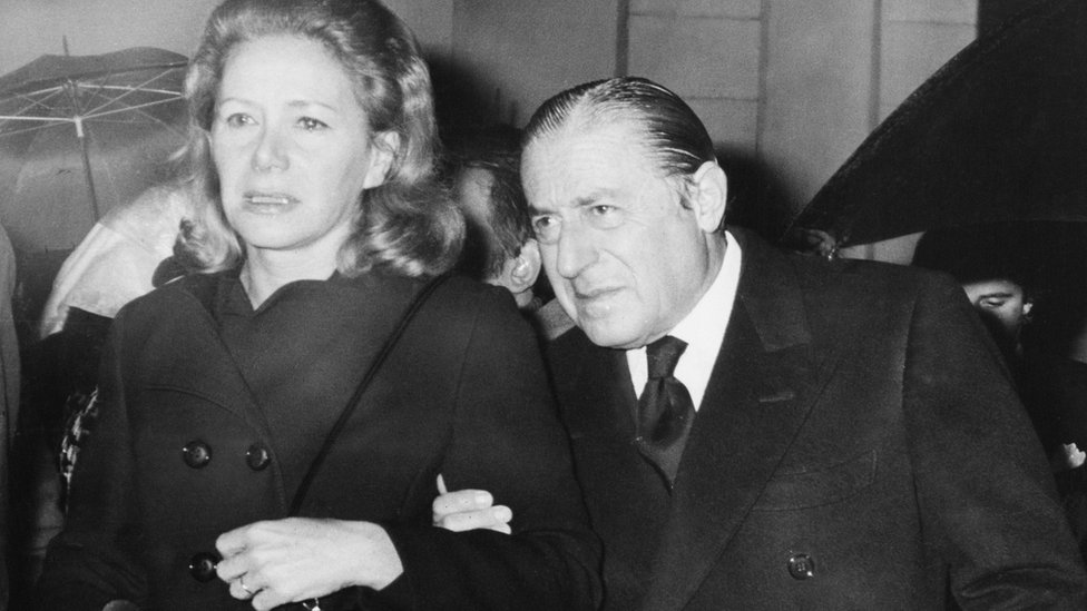 Niarchos, Onassis'in eski eşi Tina Livanou ile birlikte