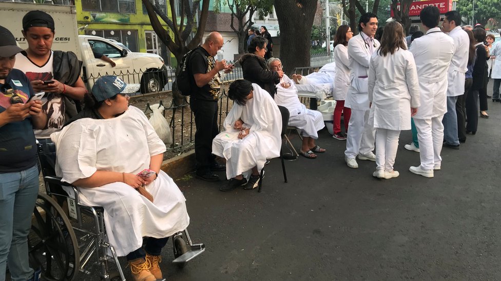 Pacientes y médicos en una calle Pacientes y médicos en una calle