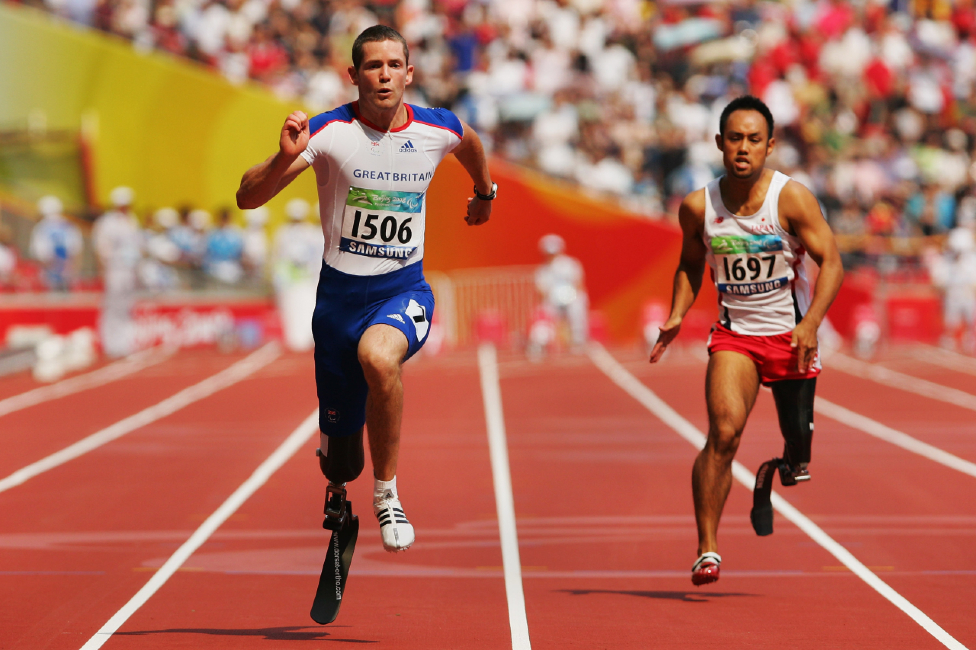 John McFall y el japonés Atsushi Yamamoto corriendo en la prueba de 100 metros en los Juegos Paralímpicos de Pekín en septiembre de 2008.
