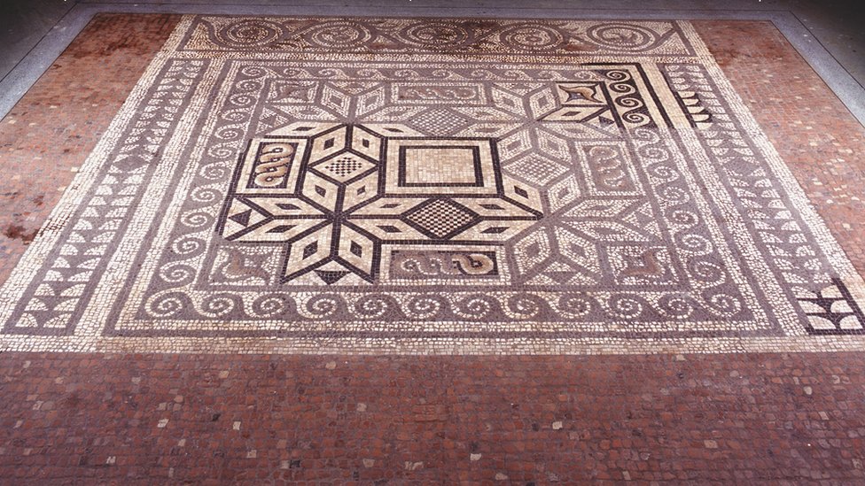 Римская мозаика, датируемая вторым или третьим веком нашей эры и украшенная крошечными белыми, коричневыми и красными плитками. Он будет выставлен в Сент-Олбансе.