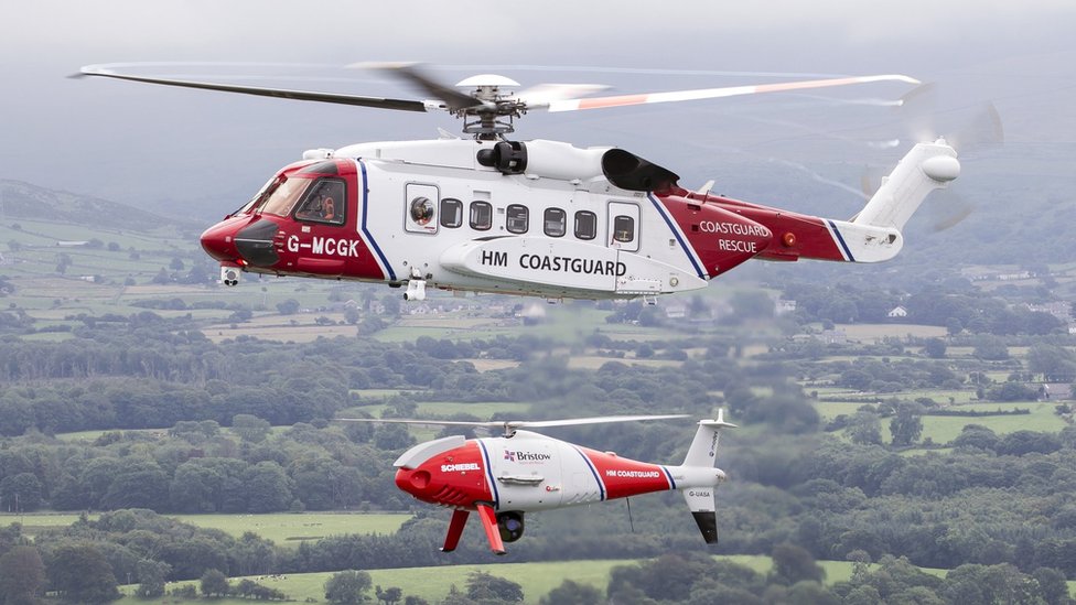 Поисково-спасательный вертолет Sikorsky S92 Bristow HM Coastguard, летящий с HM Coastguard Schiebel Camcopter S-100
