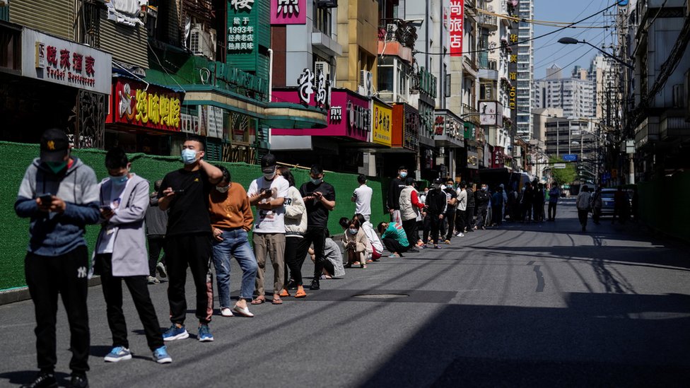 Moradores ficam na rua esperando por um teste de ácido nucleico durante o lockdown em Xangai