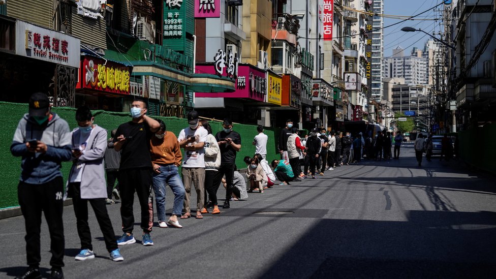 Nisan ayından beri toplu testlerin zorunlu olduğu kentte, test olmak için kuyruklar oluşturan insanlar