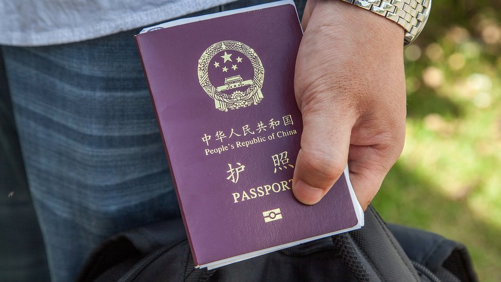一位男子手中拿著中國護照（資料圖片）