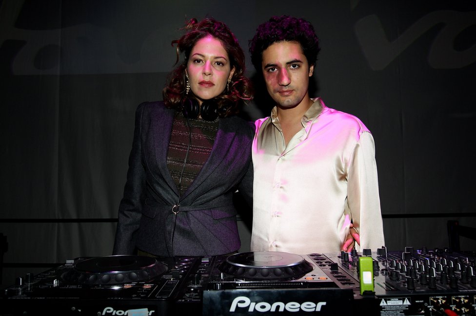 Julio Mario Santo Domingo III es DJ con su grupo Sheik 'N' Bake. Julio Mario Santo Domingo III