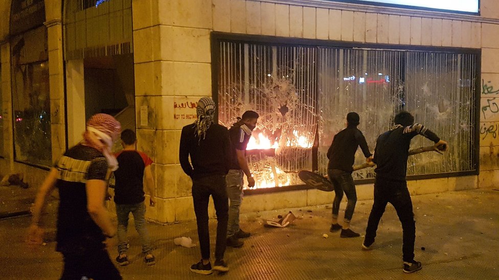 Протестующие атакуют здание в ливанском городе Триполи 27 апреля 2020 года