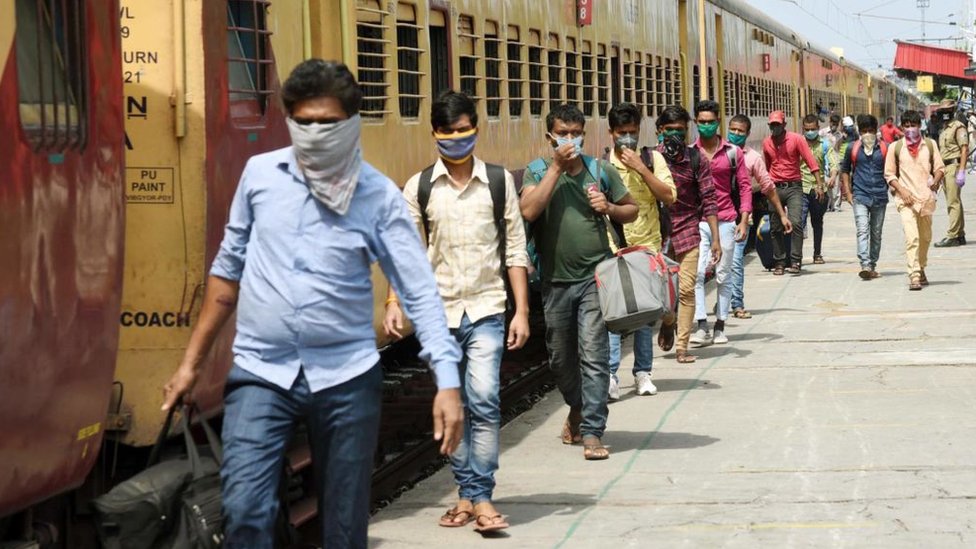 Мигранты, прибывающие из Тамил Наду и Андхра-Прадеш на специальном поезде, на железнодорожном вокзале Данапура, 11 мая 2020 года в Патне, Индия.