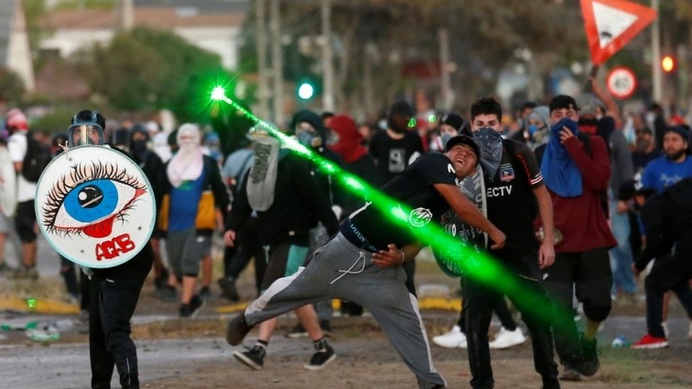 Столкновения демонстрантов с ОМОНом во время акции протеста против правительства Чили
