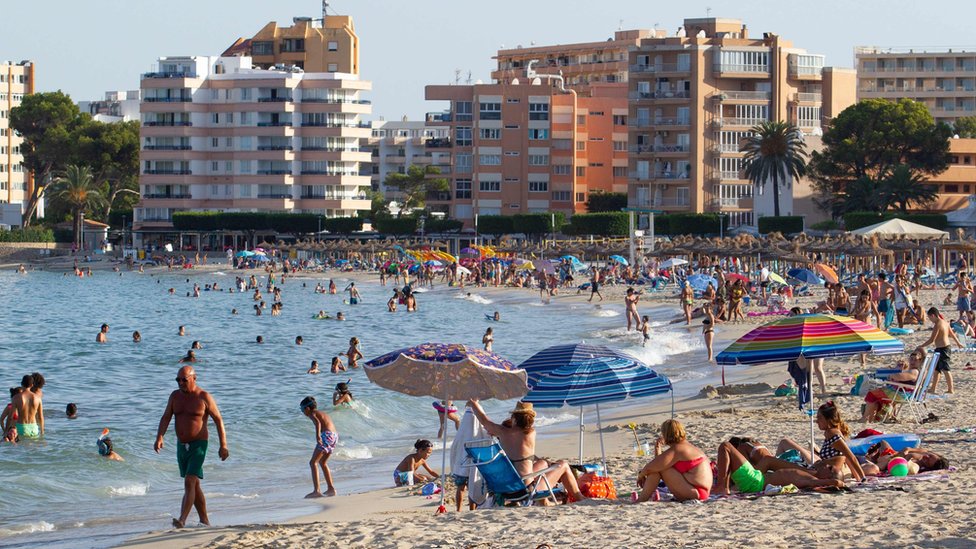 Pessoas na praia na ilha de Maiorca, na Espanha