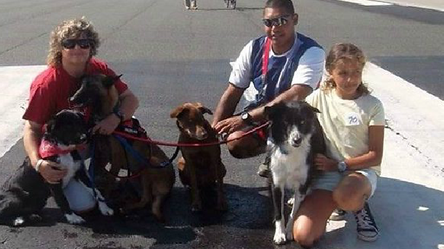 Caroline Yon dice que la actual pista es muy frágil y los aviones no pueden aterrizar. Familia con perros en la pista de aterrizaje.