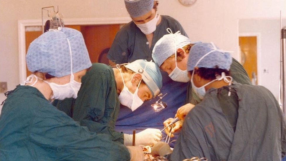 Первая операция на сердце, легких и печени, больница Папуорт