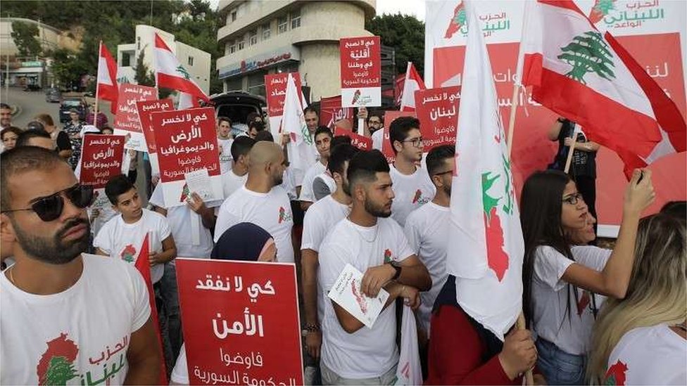 صورة أرشيفية لمتظاهرين في لبنان يطالبون برحيل اللاجئين السوريين من البلاد