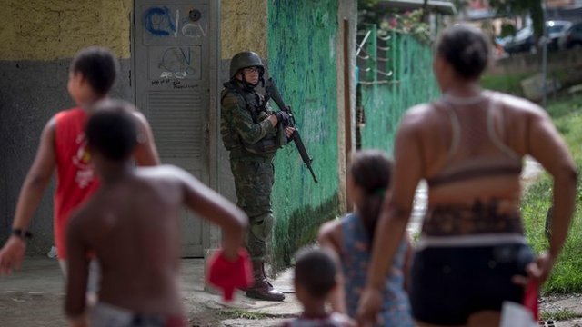Militar armado en barrio de Río de Janeiro.