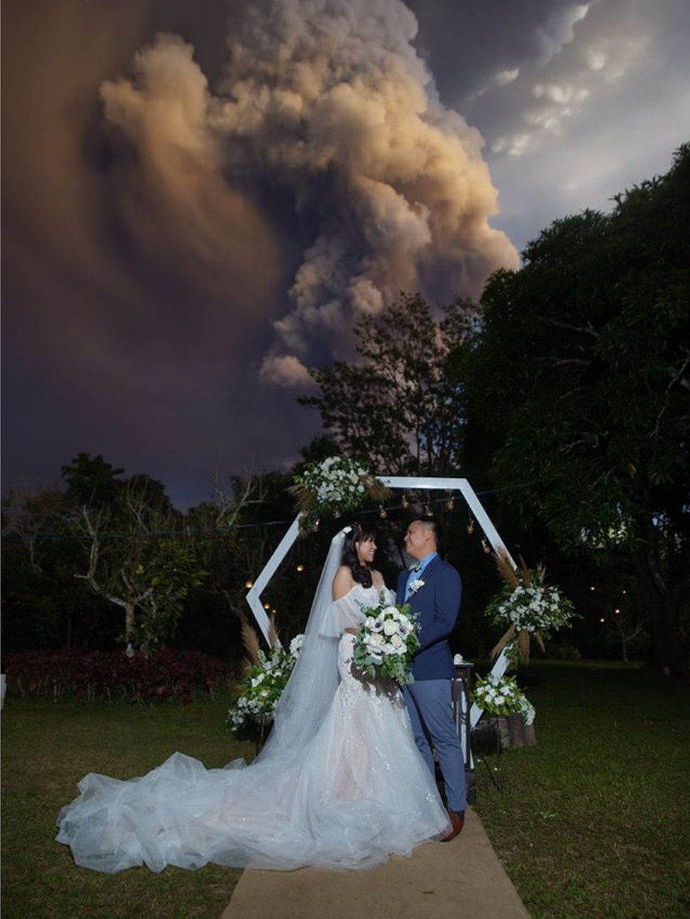 Wedding couple Chico and Kat in front of the volcano