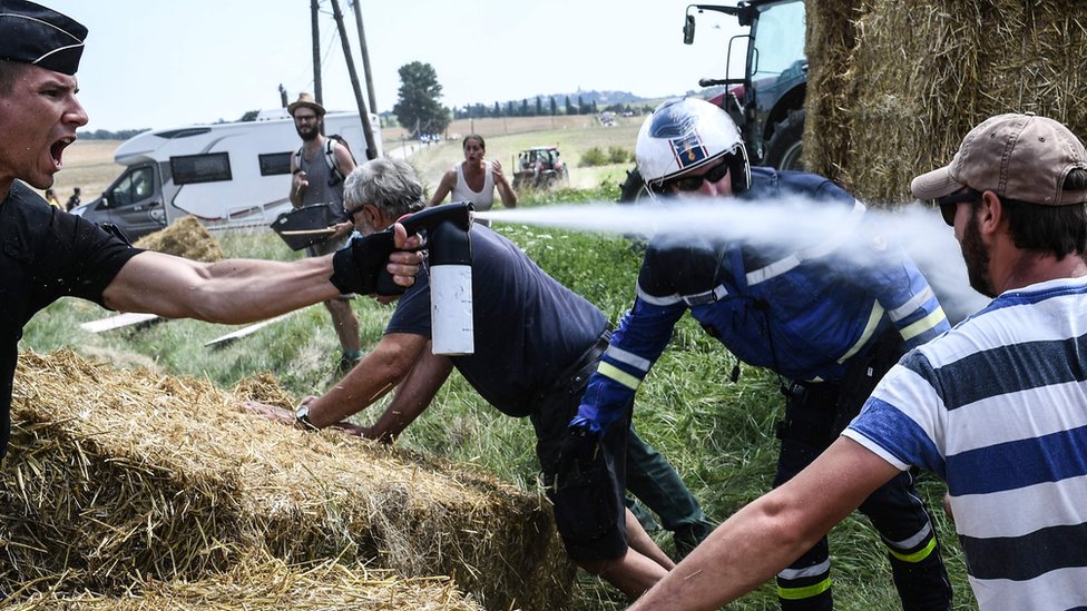 Polis gaz sıkarken