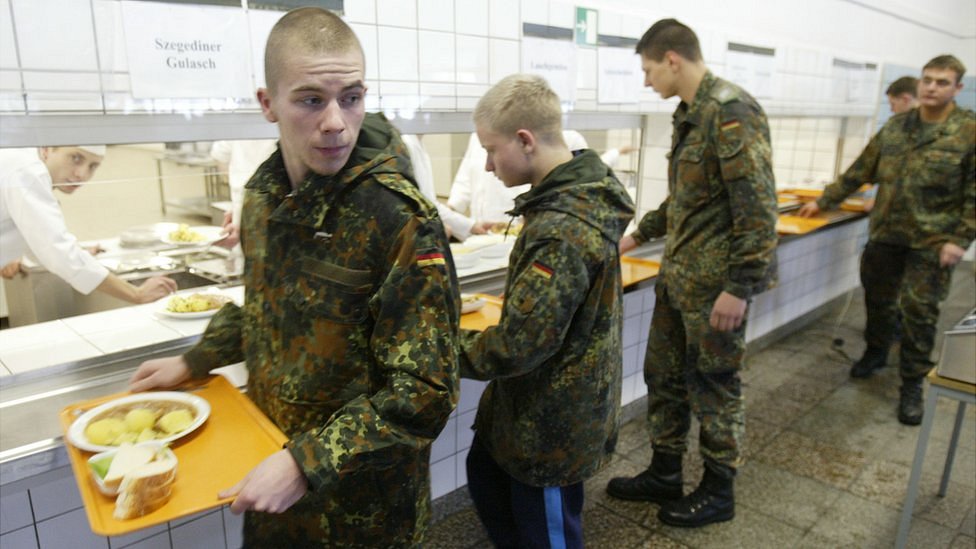 Немецкие кадеты проходят военную службу в Мариенберге - 2004 file pic