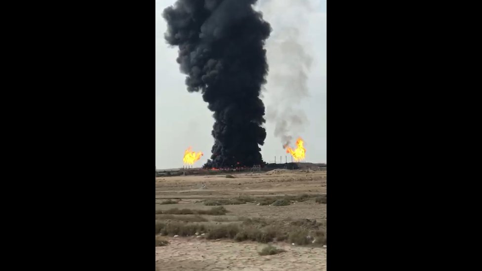 Gruesas columnas de humo negro del campo petrolero de Rumaila.