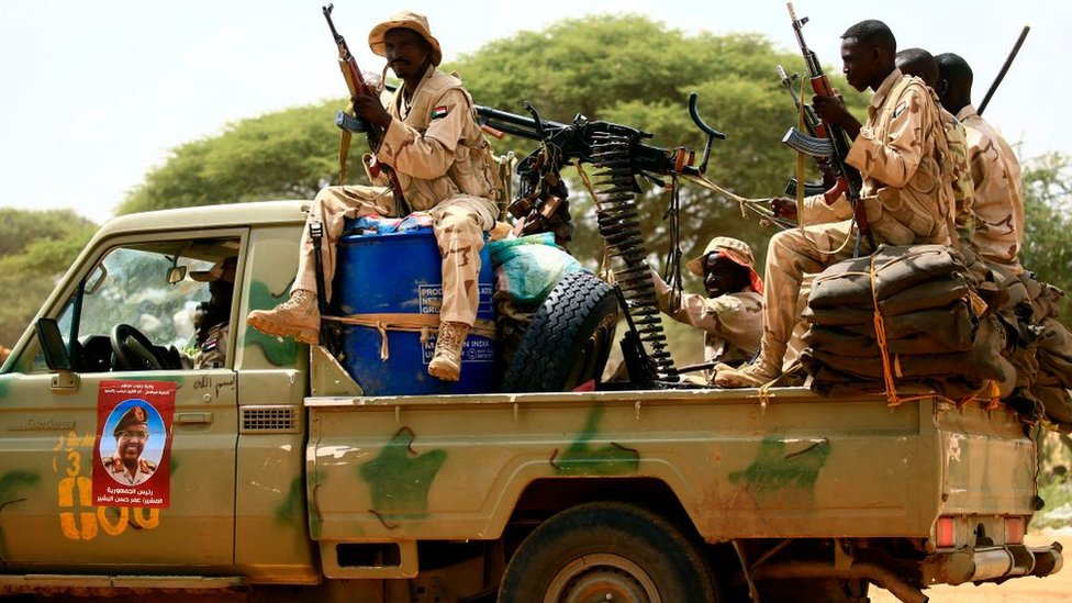 Paramiliatares de las RSF de Sudán armados y subidos a una camioneta