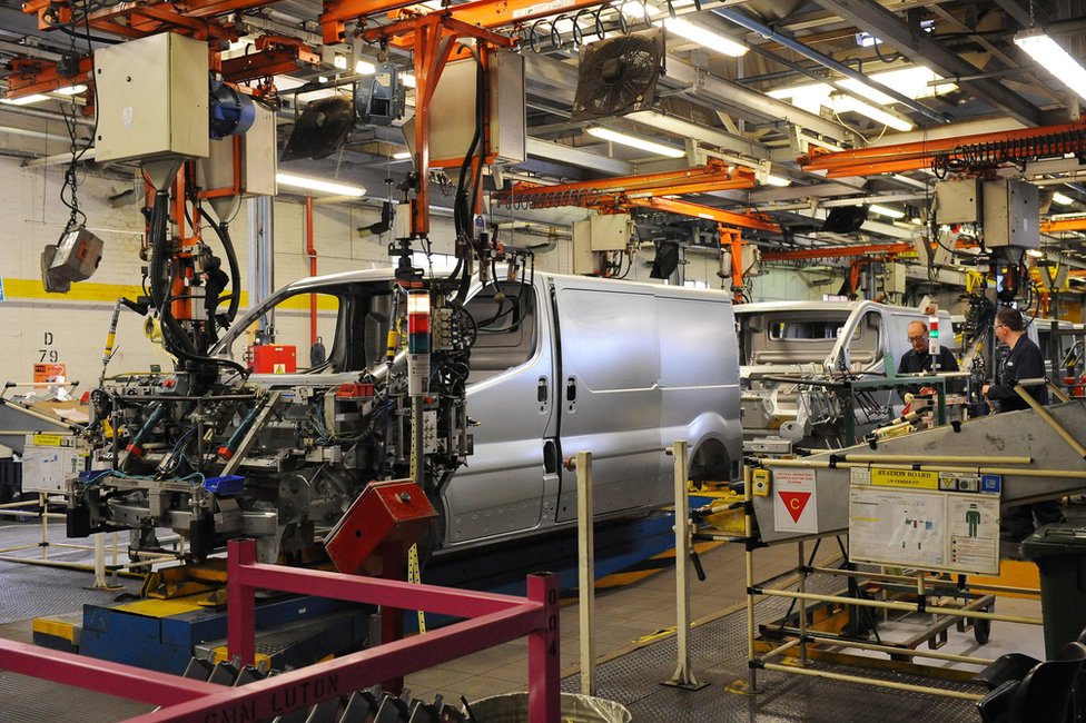 Линия по производству фургонов Vauxhall на заводе Vauxhall Motors в Лутоне