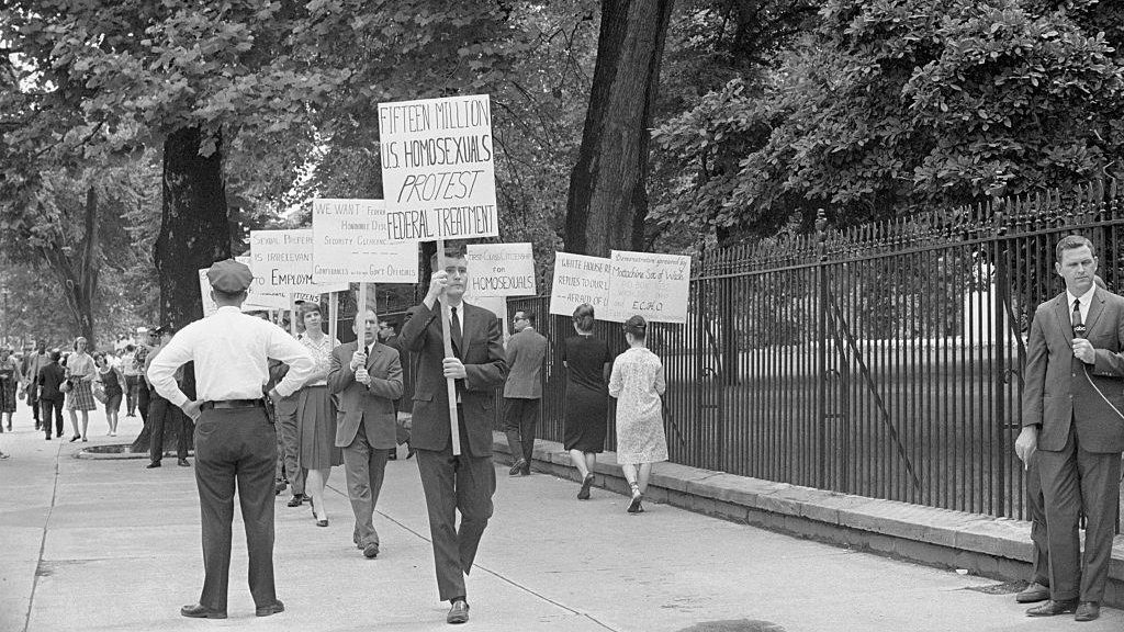 El activista estadounidense por los derechos de los homosexuales Frank Kameny (1925 - 2011), segundo en la fila, protestando con otros frente a la Casa Blanca el Día de las Fuerzas Armadas, Washington DC, EE. UU., 15 de mayo de 1965.