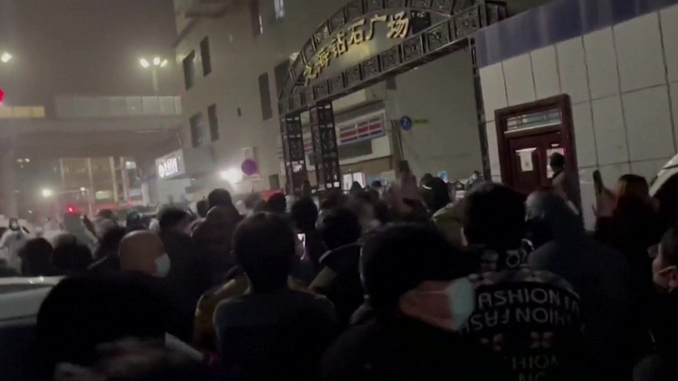 Ковидные протесты в Китае: жители Урумчи провели демонстрацию после пожара в многоэтажке