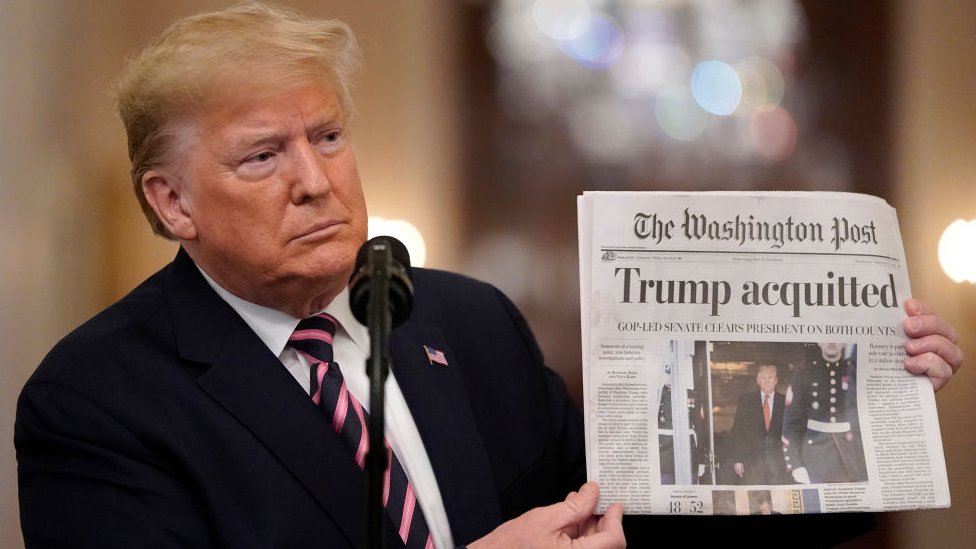 Donald Trump con un ejemplar del Washington Post sobre su absolución en el impeachment