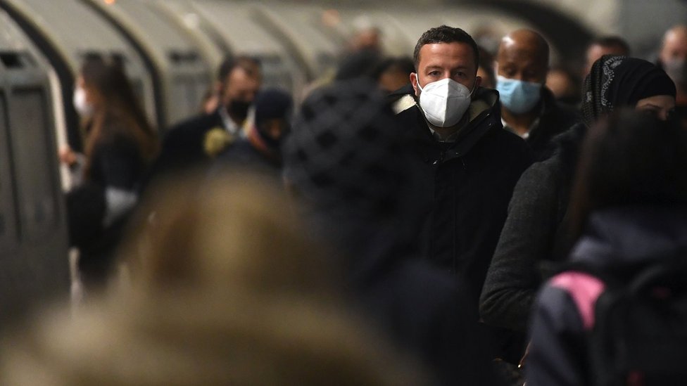 Passengers wear masks on an underground train station in London, UK, 27 January 2022.