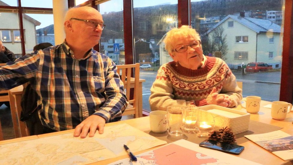 Randi Simonsen (der.) es una de las últimas testigos de la invasión nazi al pueblo. (Crédito: Mike MacEacheran) Randi Simonsen