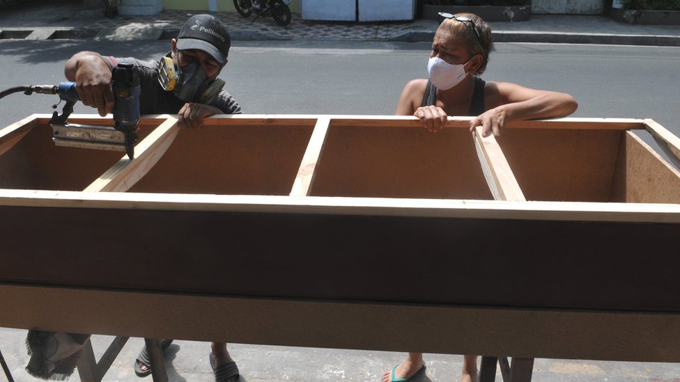 Мебельщик и его жена работают над гробом в Гуаякиле, 16 апр 20