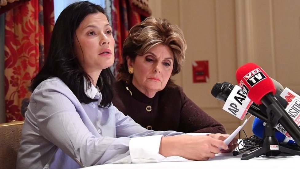 Natassia Malthe realizó una conferencia de prensa con la abogada Gloria Allred, quien representa a varias acusadoras de Weinstein. Natassia Malthe en conferencia de prensa