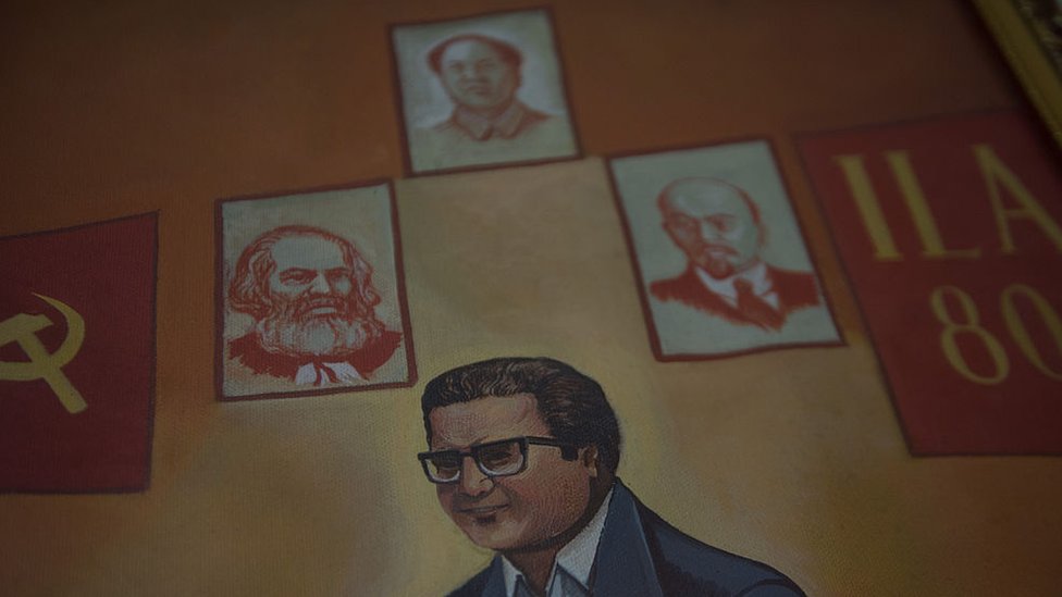 Abimael Guzman junto a los retratos de Marx, Lenin y Mao Zedong.