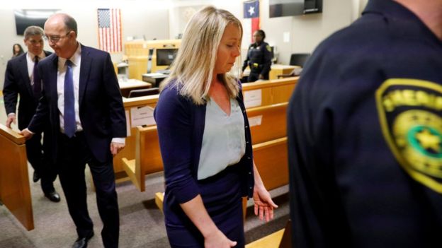 Эмбер Гайгер сопровождают из зала суда после того, как во вторник ее признали виновной